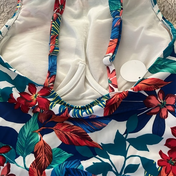 NWT TANKINI TOP WITH BUILT IN BRA - Picture 5 of 5